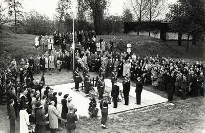 502604 Afbeelding van een plechtigheid op het terrein van Fort de Bilt aan de Biltsestraatweg te Utrecht, vermoedelijk ...
